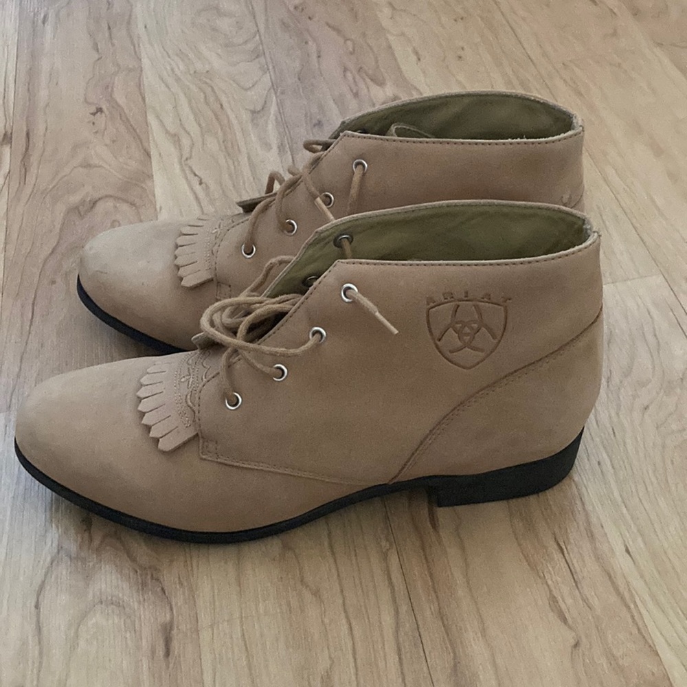Size 10 Ariat Shoes 👞 never worn.